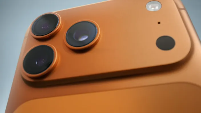 Detalle de las tres cámaras traseras del iPhone 17 Pro en color naranja con flash