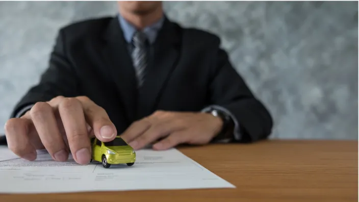 Agente de seguros finalizando la contratación de una póliza de coche. Concepto de la firma de un contrato de seguro de automóvil.